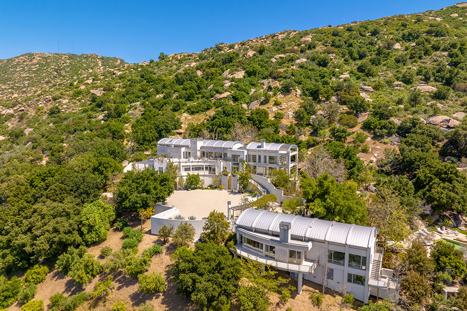 Luxurious Architectural Masterpiece on 111+ Acres in Santa Susana Knol – image 47