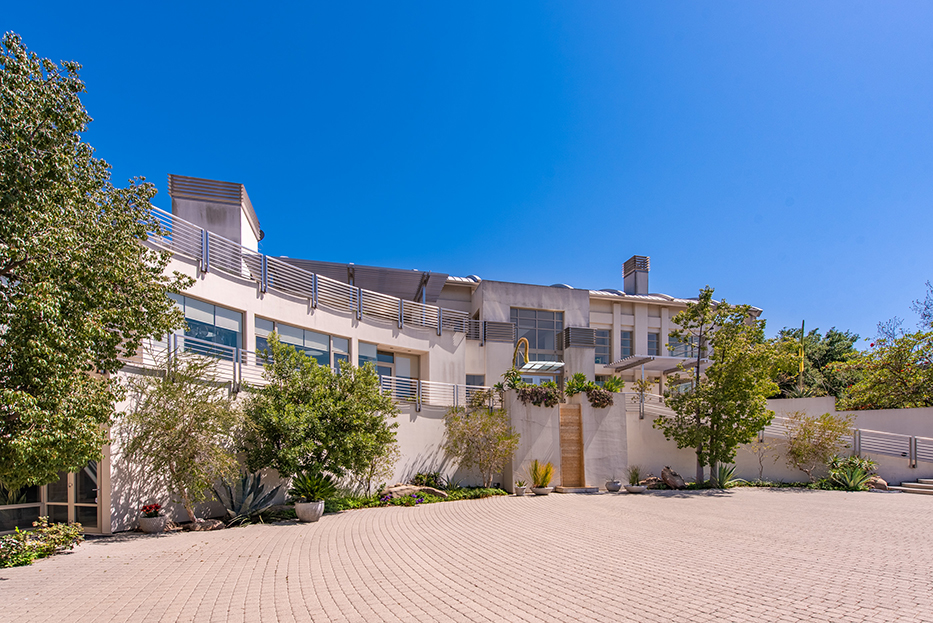 Luxurious Architectural Masterpiece on 111+ Acres in Santa Susana Knol – image 2