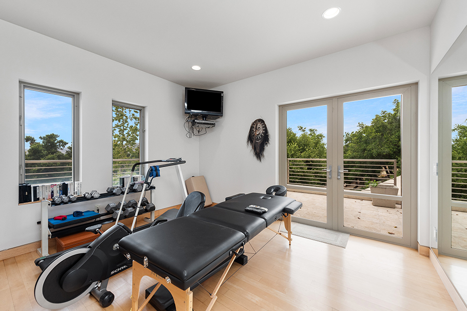 Luxurious Architectural Masterpiece on 111+ Acres in Santa Susana Knol – image 19