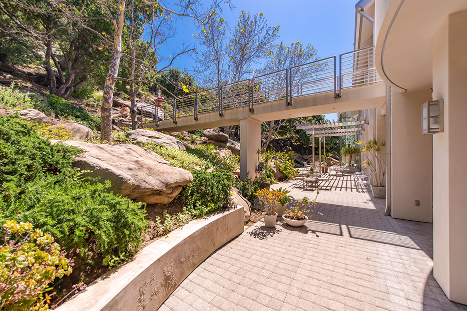Luxurious Architectural Masterpiece on 111+ Acres in Santa Susana Knol – image 34