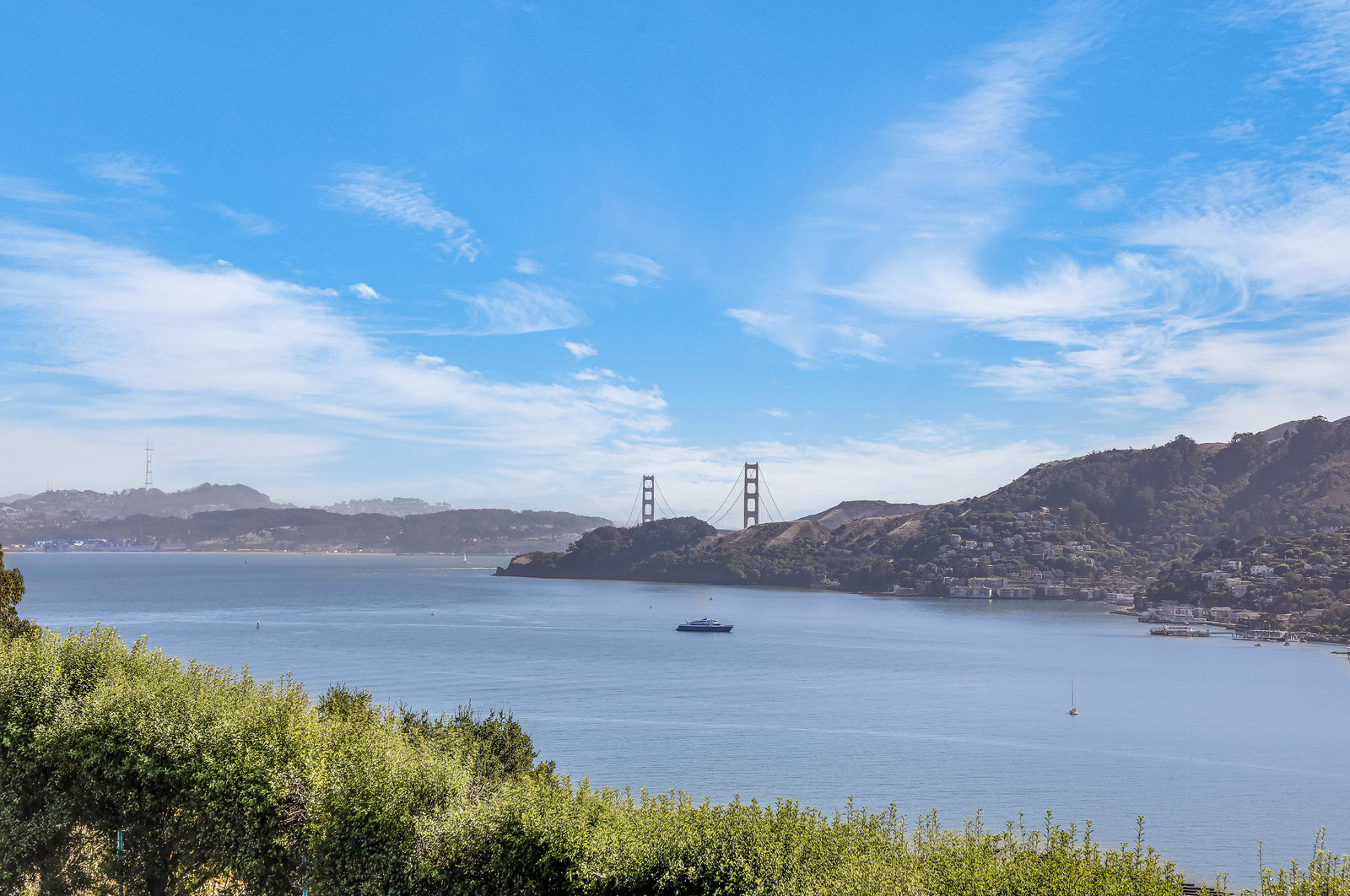 STYLISH AND RENOVATED WITH SWEEPING VIEWS – image 1