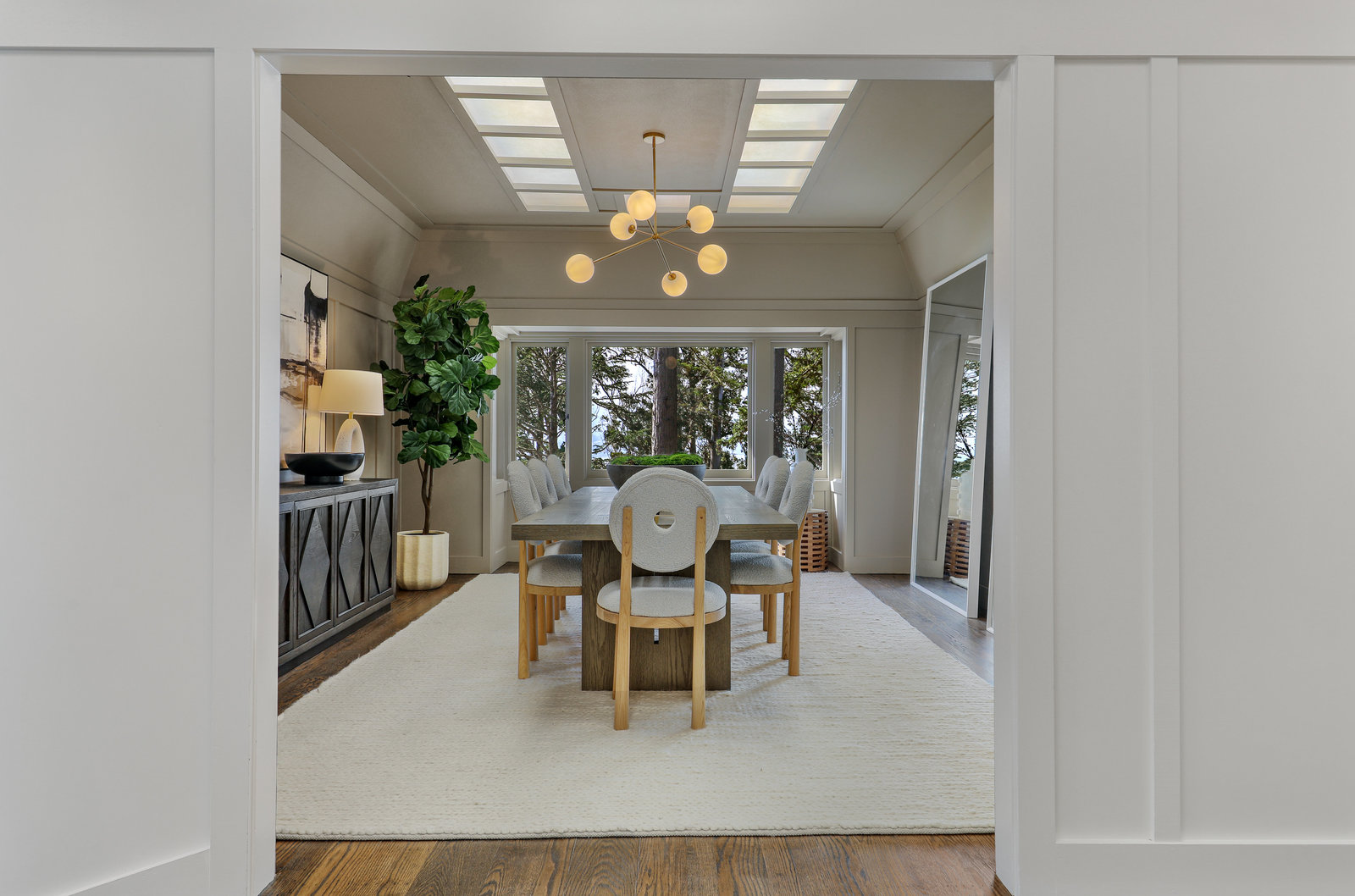 STYLISH AND RENOVATED WITH SWEEPING VIEWS – image 10