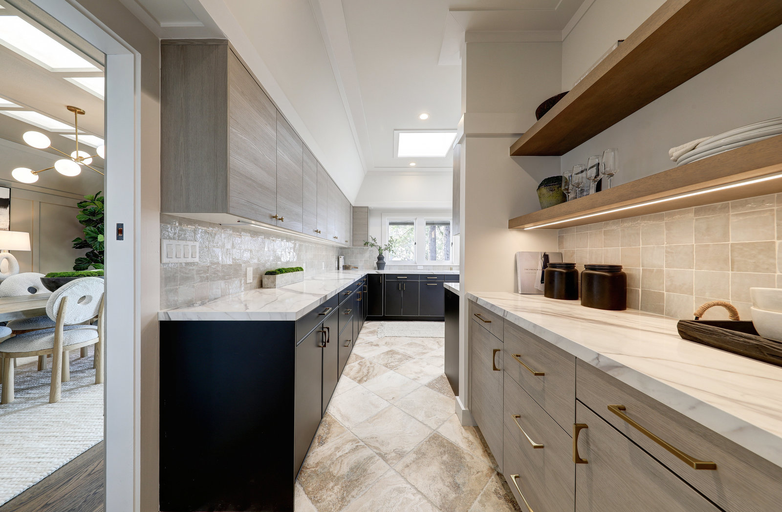 STYLISH AND RENOVATED WITH SWEEPING VIEWS – image 12
