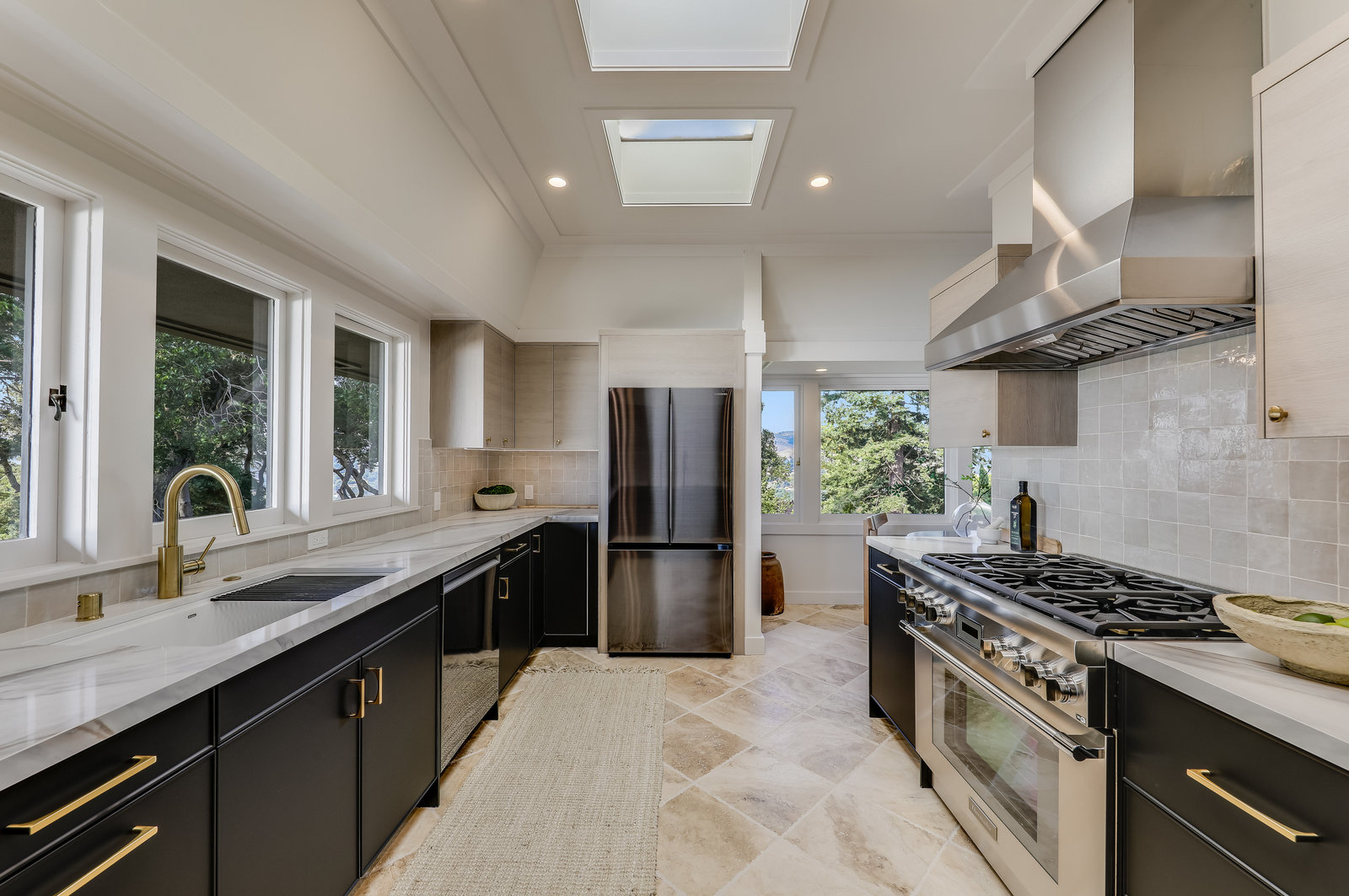 STYLISH AND RENOVATED WITH SWEEPING VIEWS – image 13