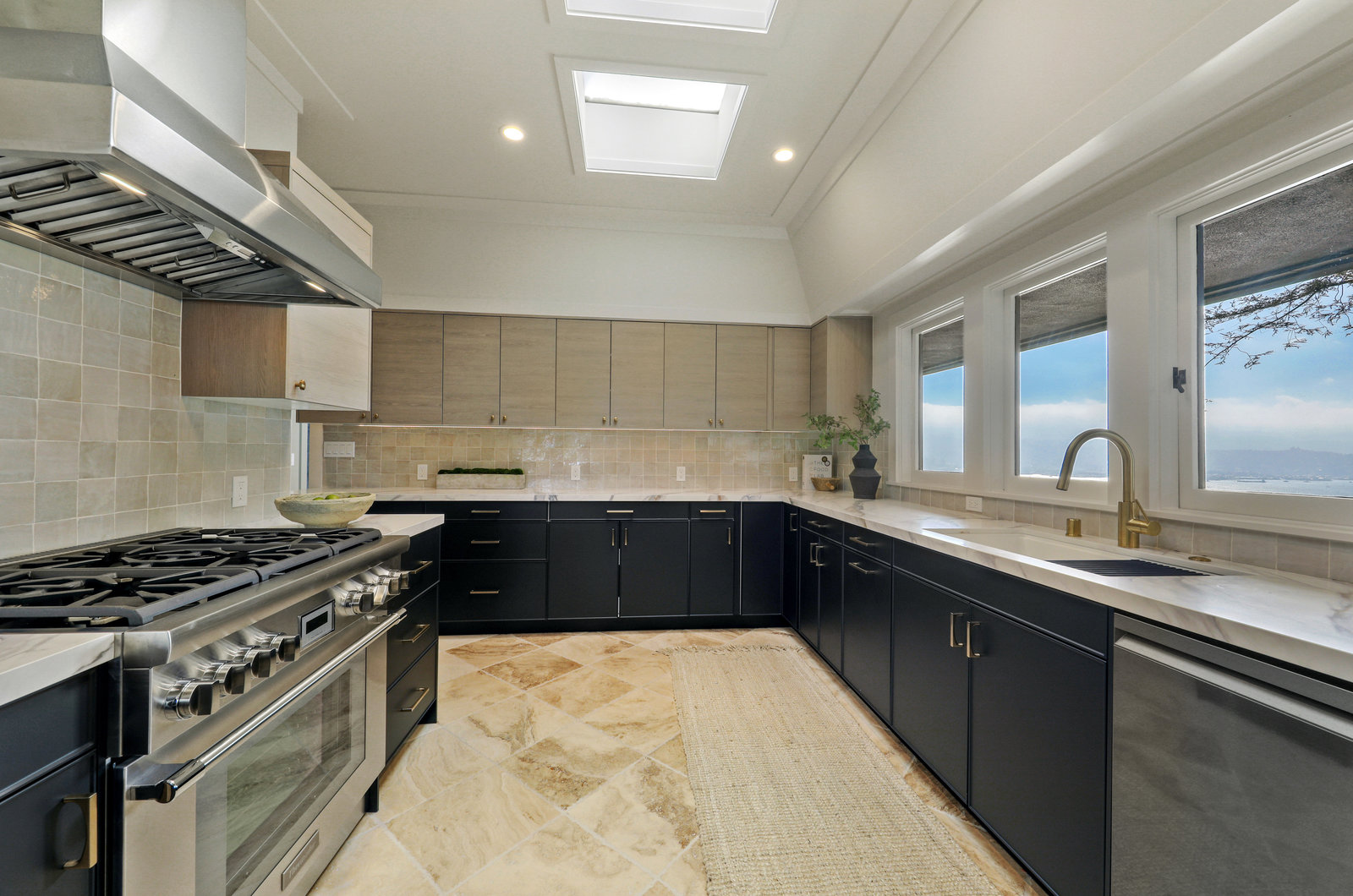 STYLISH AND RENOVATED WITH SWEEPING VIEWS – image 14