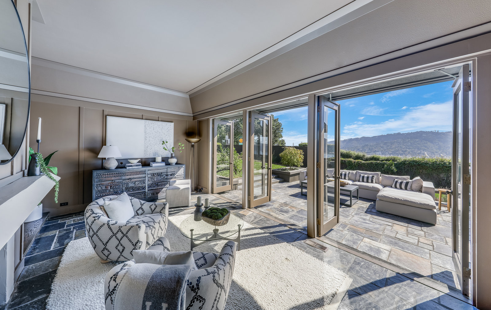 STYLISH AND RENOVATED WITH SWEEPING VIEWS – image 15
