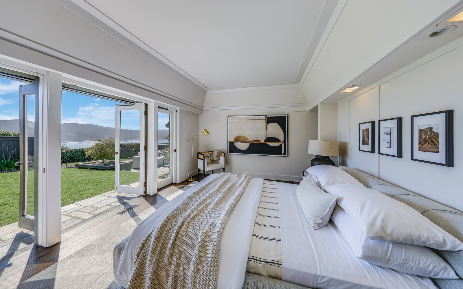 STYLISH AND RENOVATED WITH SWEEPING VIEWS – image 18