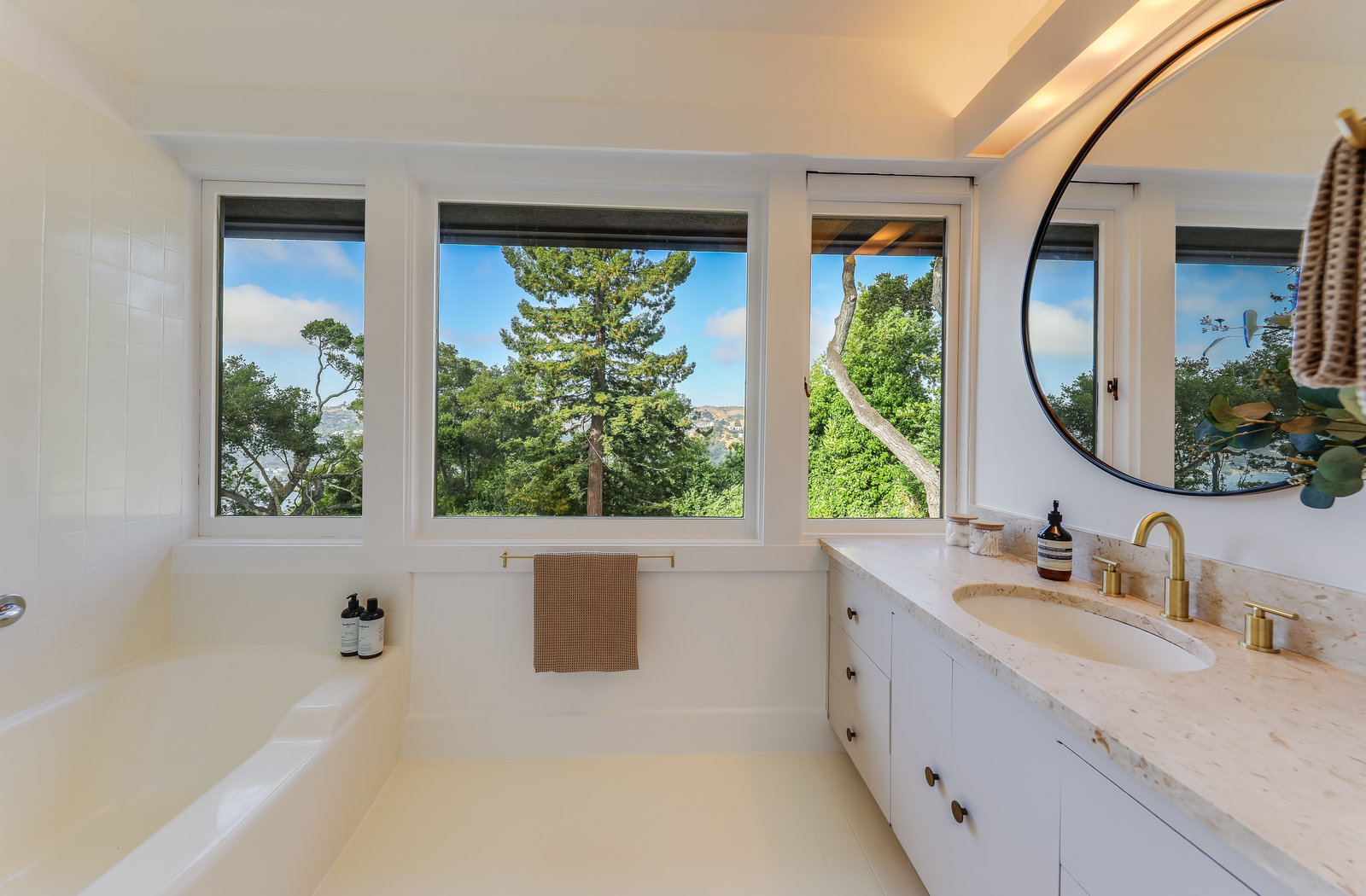 STYLISH AND RENOVATED WITH SWEEPING VIEWS – image 19