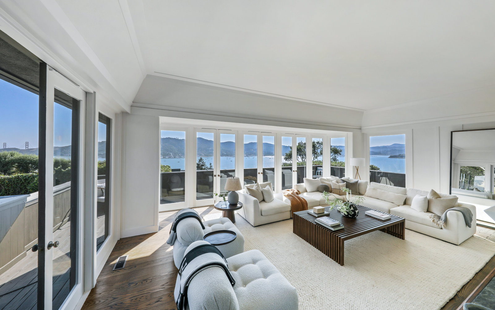 STYLISH AND RENOVATED WITH SWEEPING VIEWS – image 2