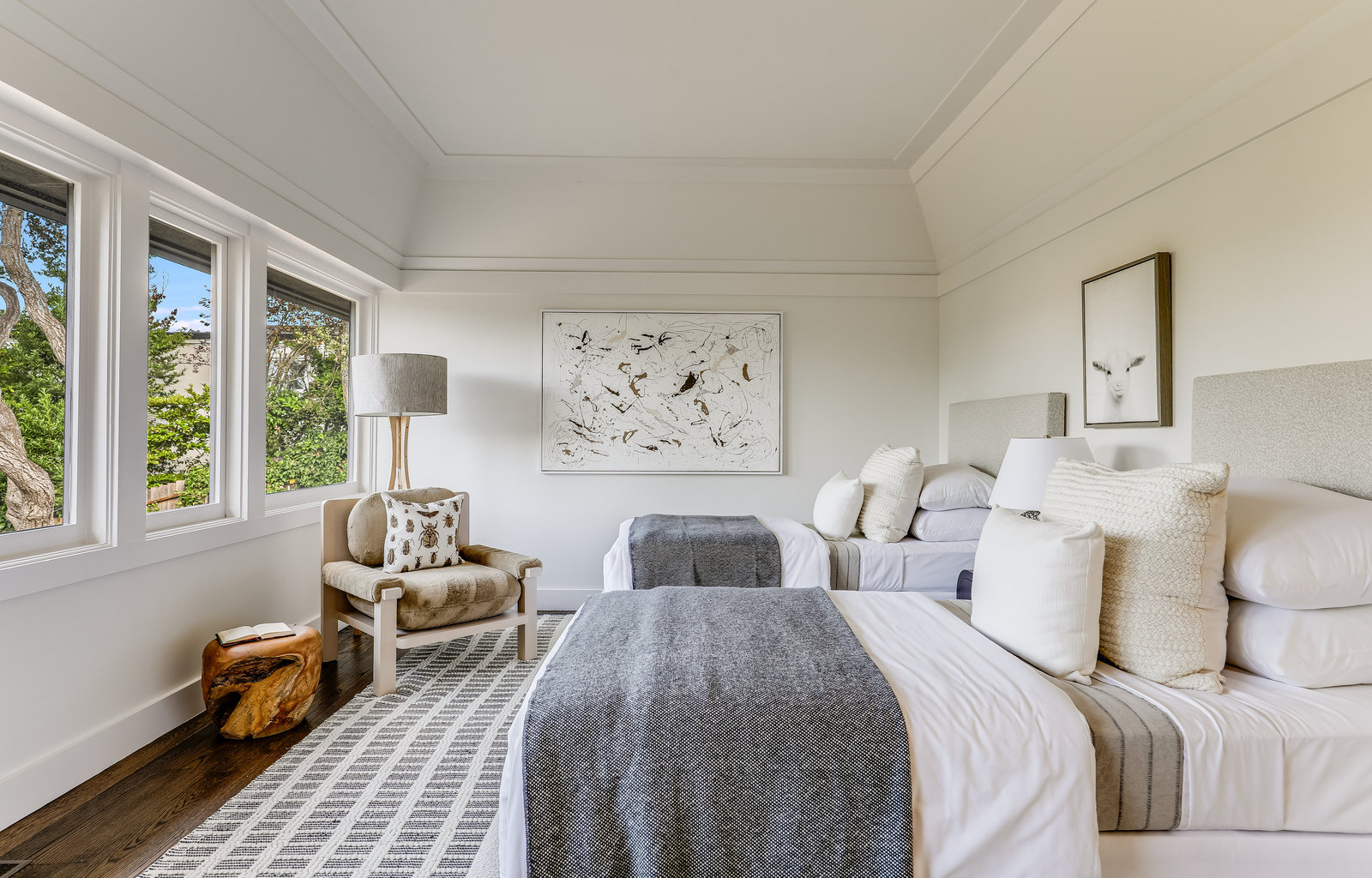 STYLISH AND RENOVATED WITH SWEEPING VIEWS – image 21