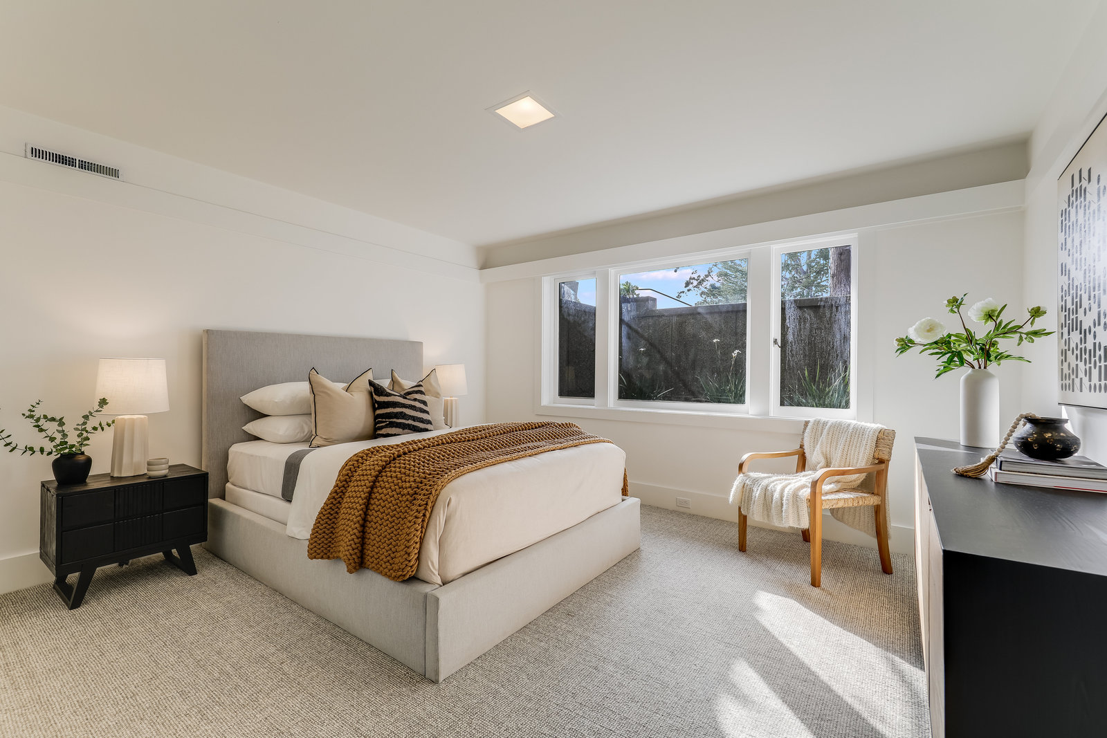 STYLISH AND RENOVATED WITH SWEEPING VIEWS – image 22