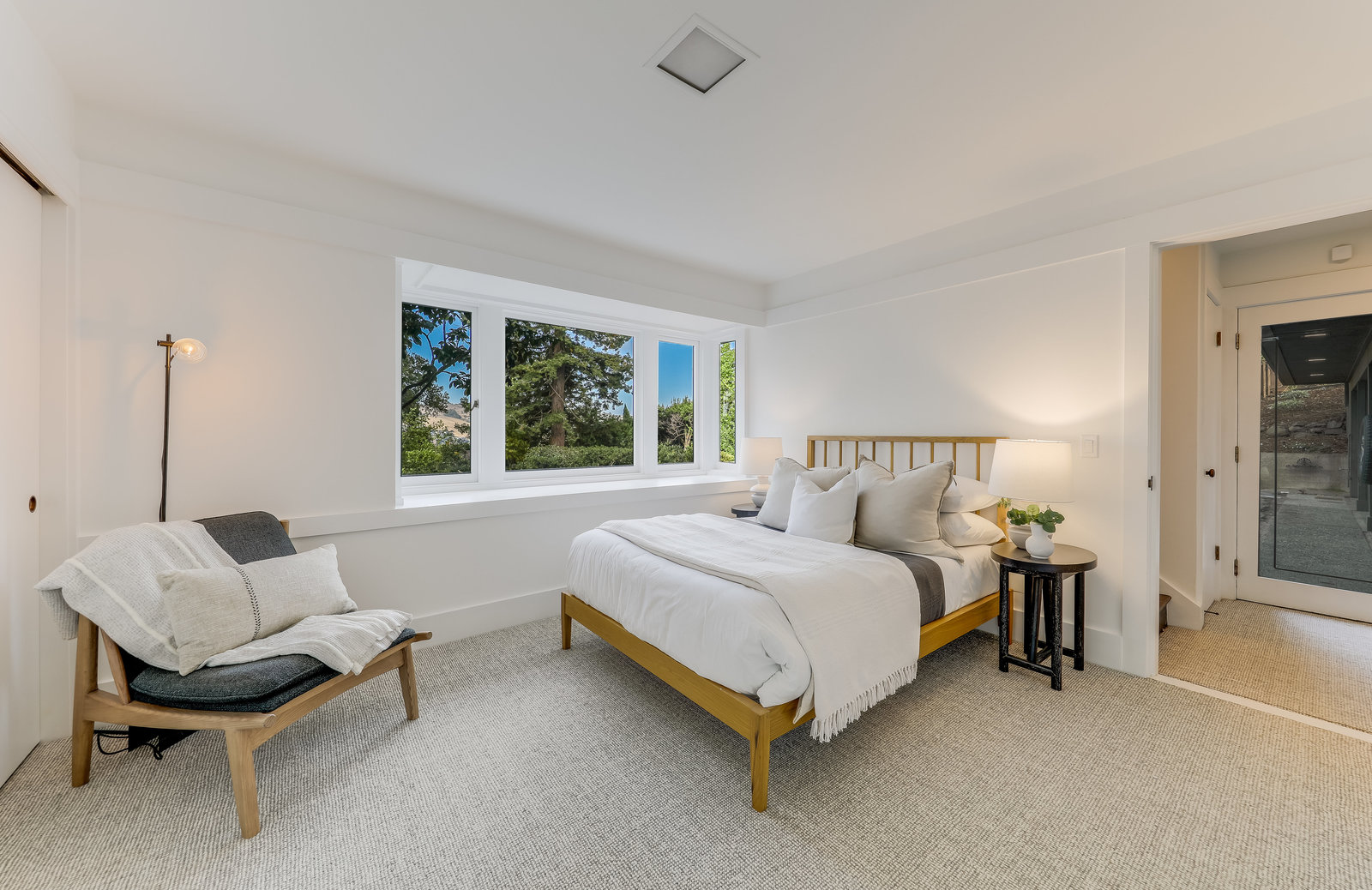 STYLISH AND RENOVATED WITH SWEEPING VIEWS – image 23