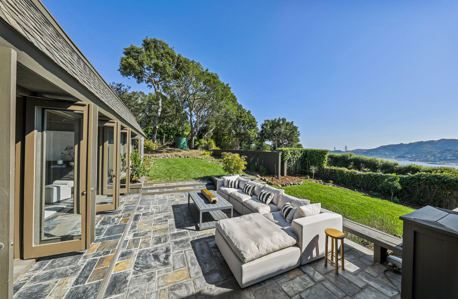 STYLISH AND RENOVATED WITH SWEEPING VIEWS – image 25