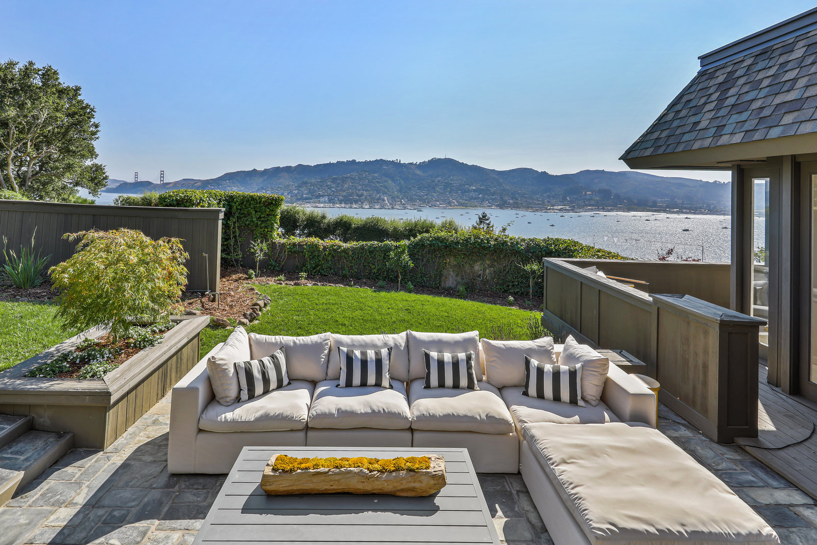 STYLISH AND RENOVATED WITH SWEEPING VIEWS – image 26