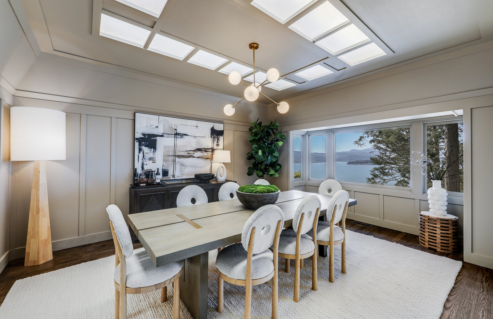 STYLISH AND RENOVATED WITH SWEEPING VIEWS – image 3