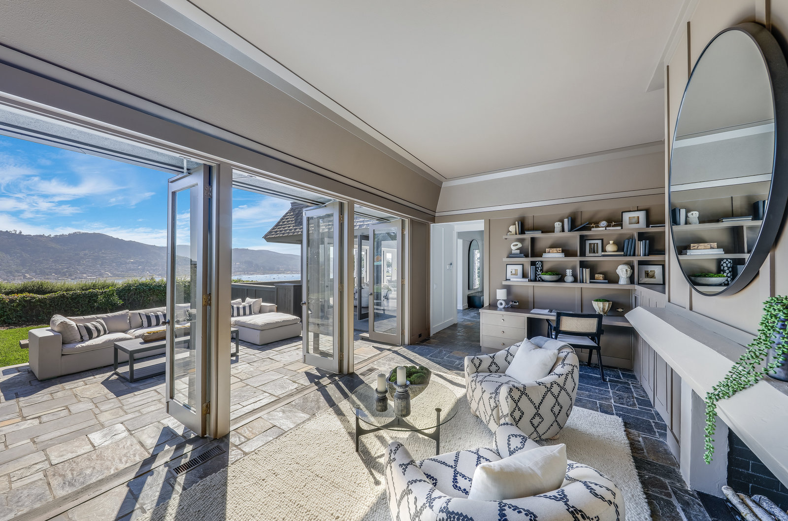 STYLISH AND RENOVATED WITH SWEEPING VIEWS – image 4