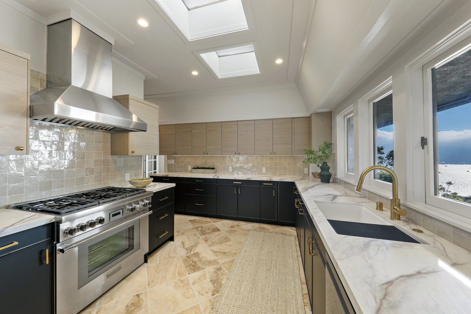STYLISH AND RENOVATED WITH SWEEPING VIEWS – image 5