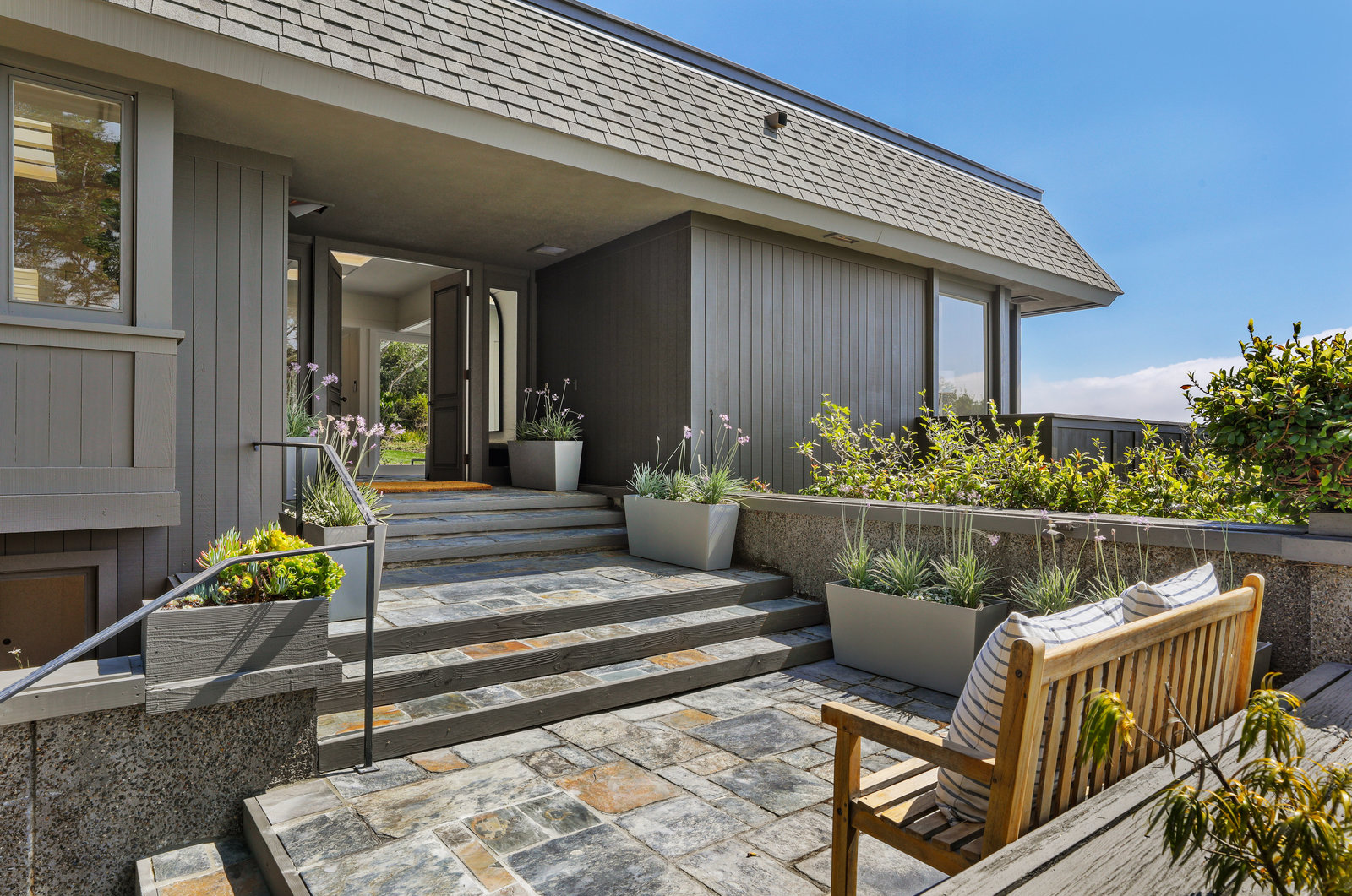STYLISH AND RENOVATED WITH SWEEPING VIEWS – image 6
