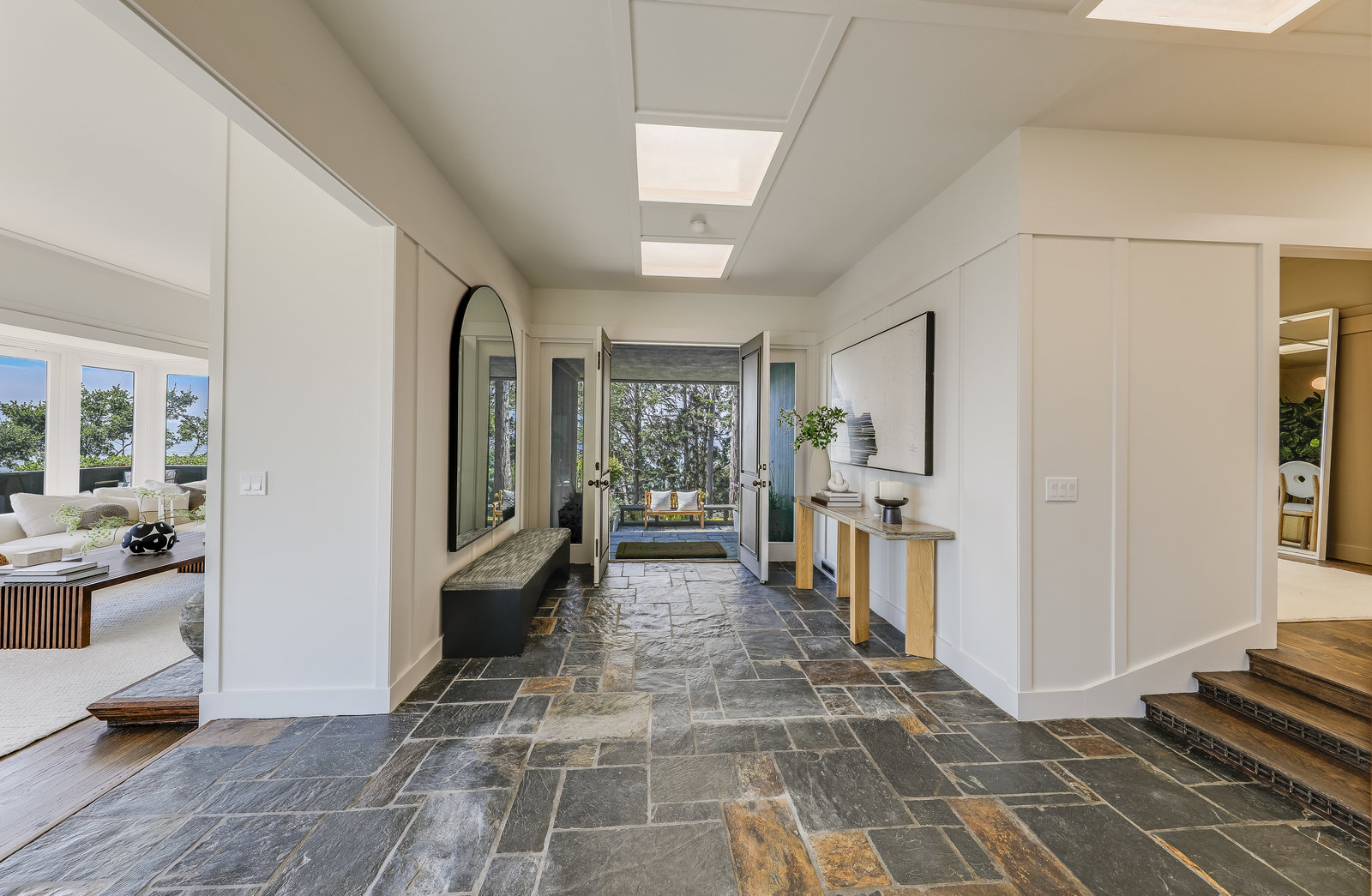 STYLISH AND RENOVATED WITH SWEEPING VIEWS – image 8