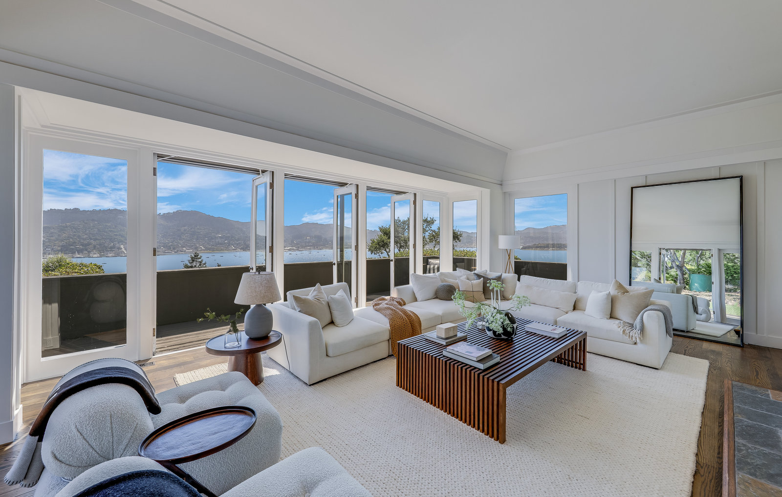 STYLISH AND RENOVATED WITH SWEEPING VIEWS – image 9
