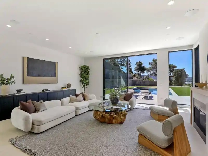 NEW MODERN LUXURY HOME – image 11