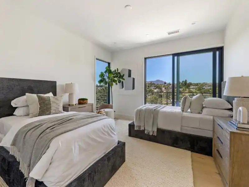 NEW MODERN LUXURY HOME – image 18