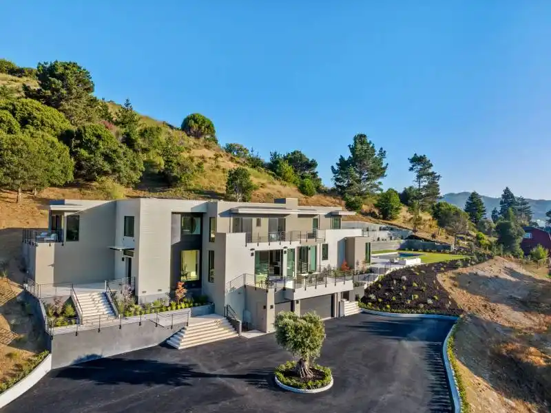 NEW MODERN LUXURY HOME – image 1