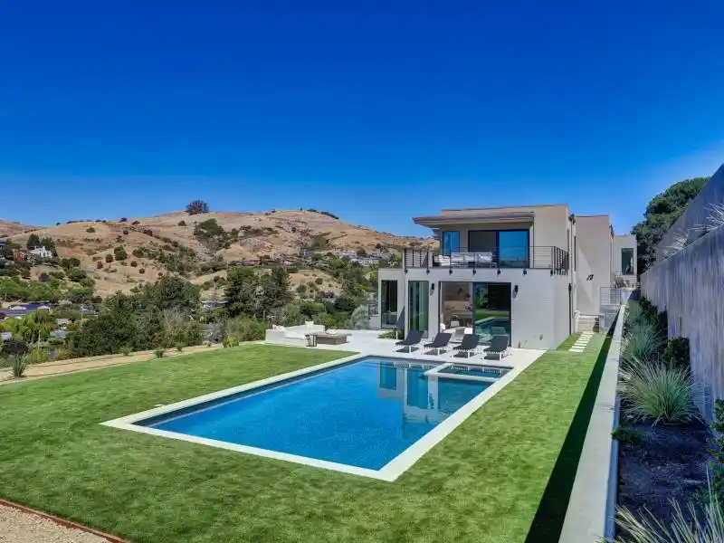 NEW MODERN LUXURY HOME – image 3