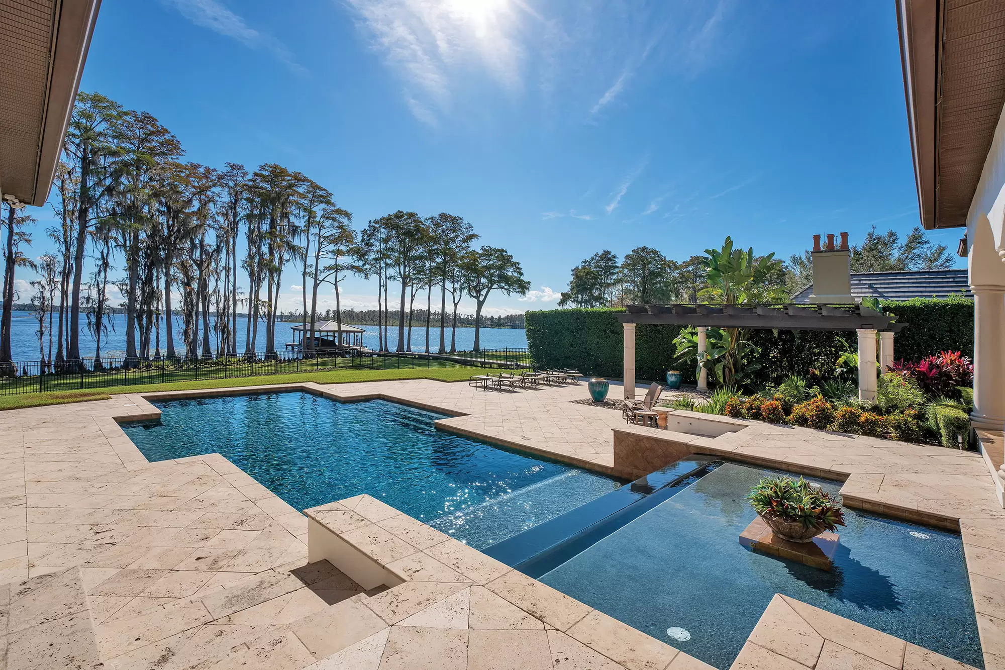 Exquisite Luxury Lakefront Home – image 4
