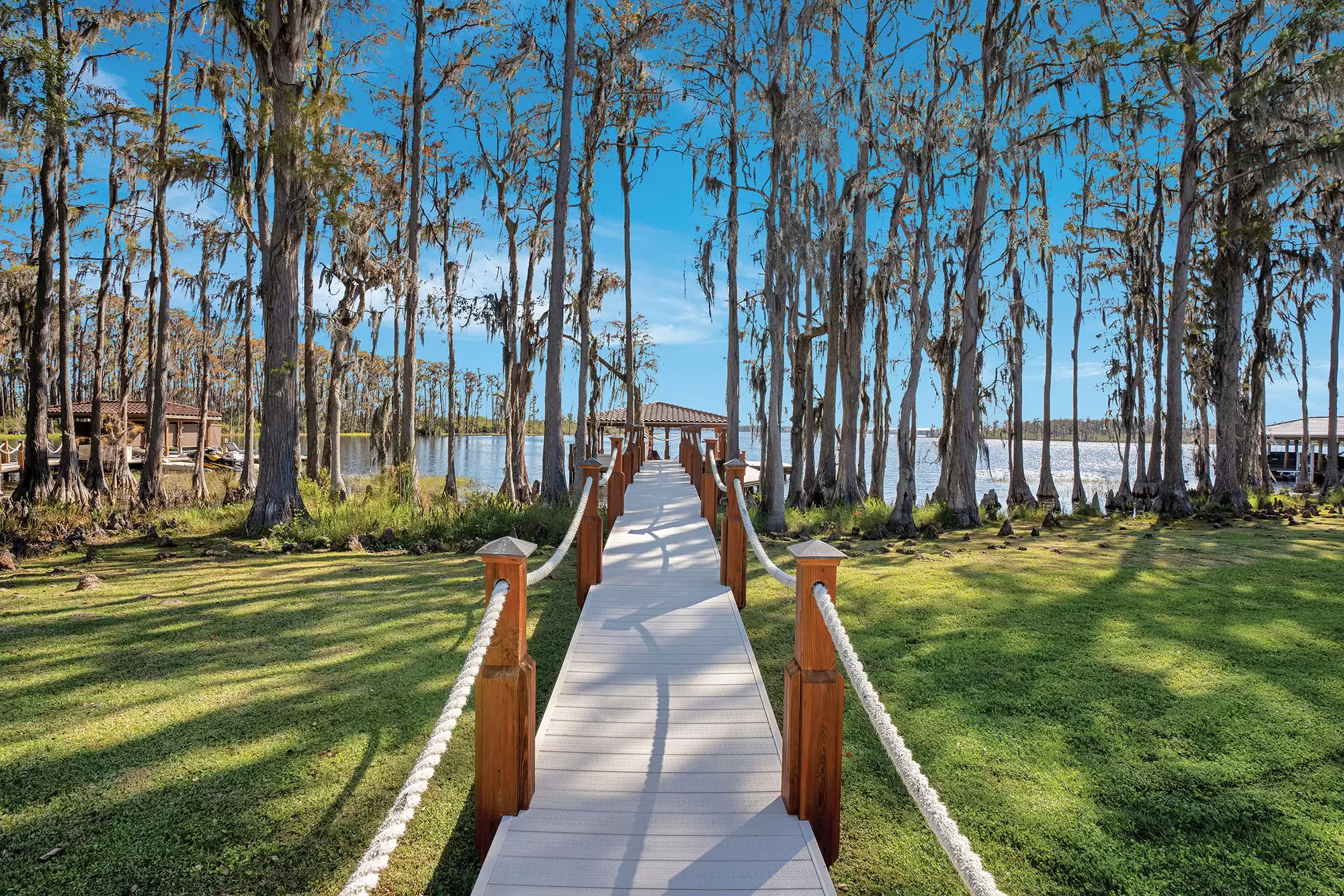 Exquisite Luxury Lakefront Home – image 5