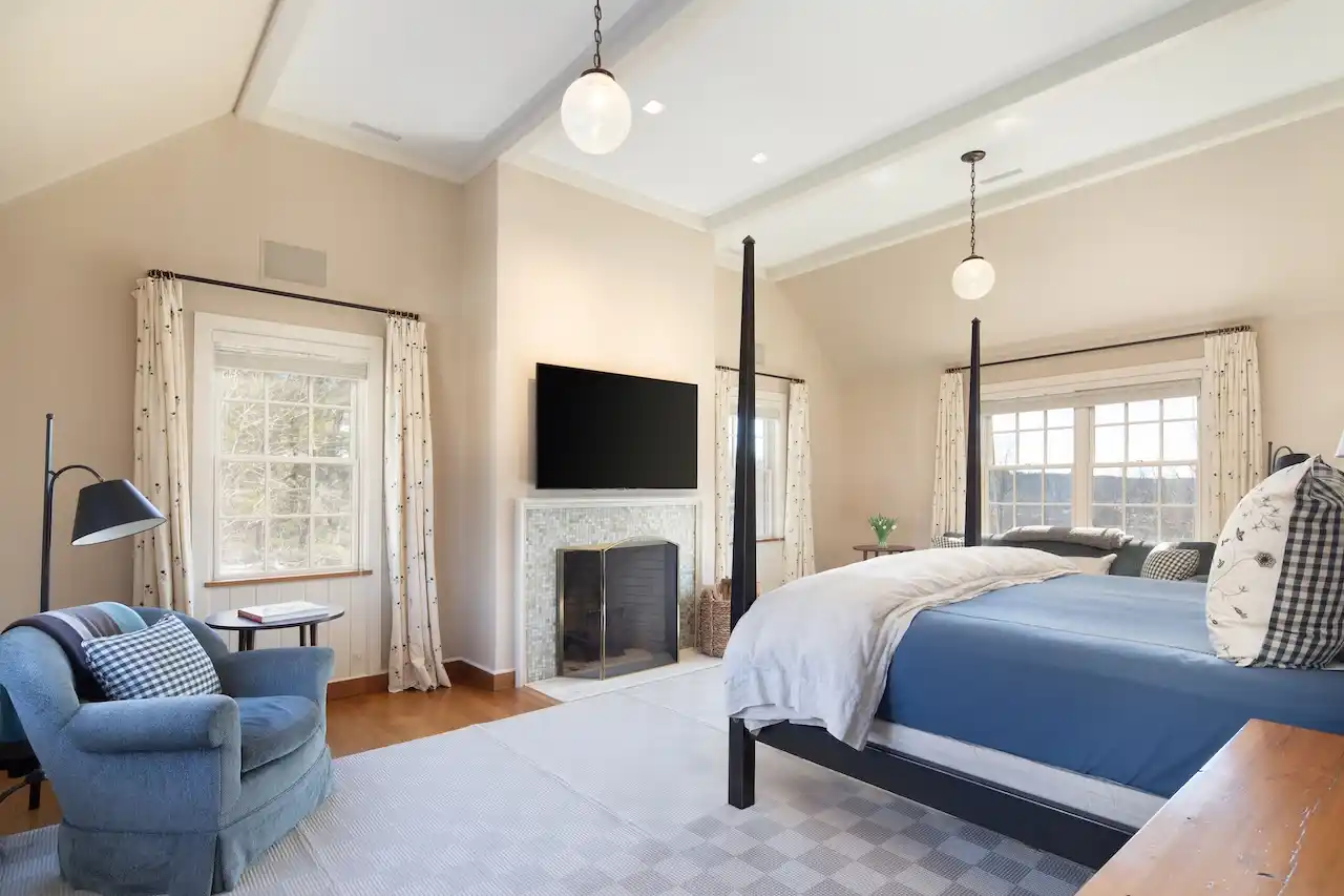 Sprawling Lakeville Compound On 21+ Acres – image 23