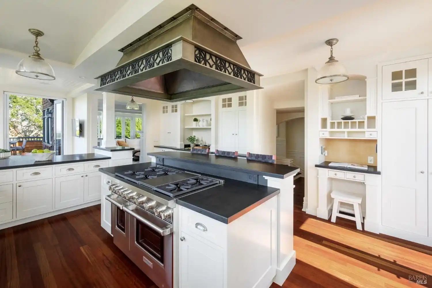 Enchanting Belvedere Estate – image 10