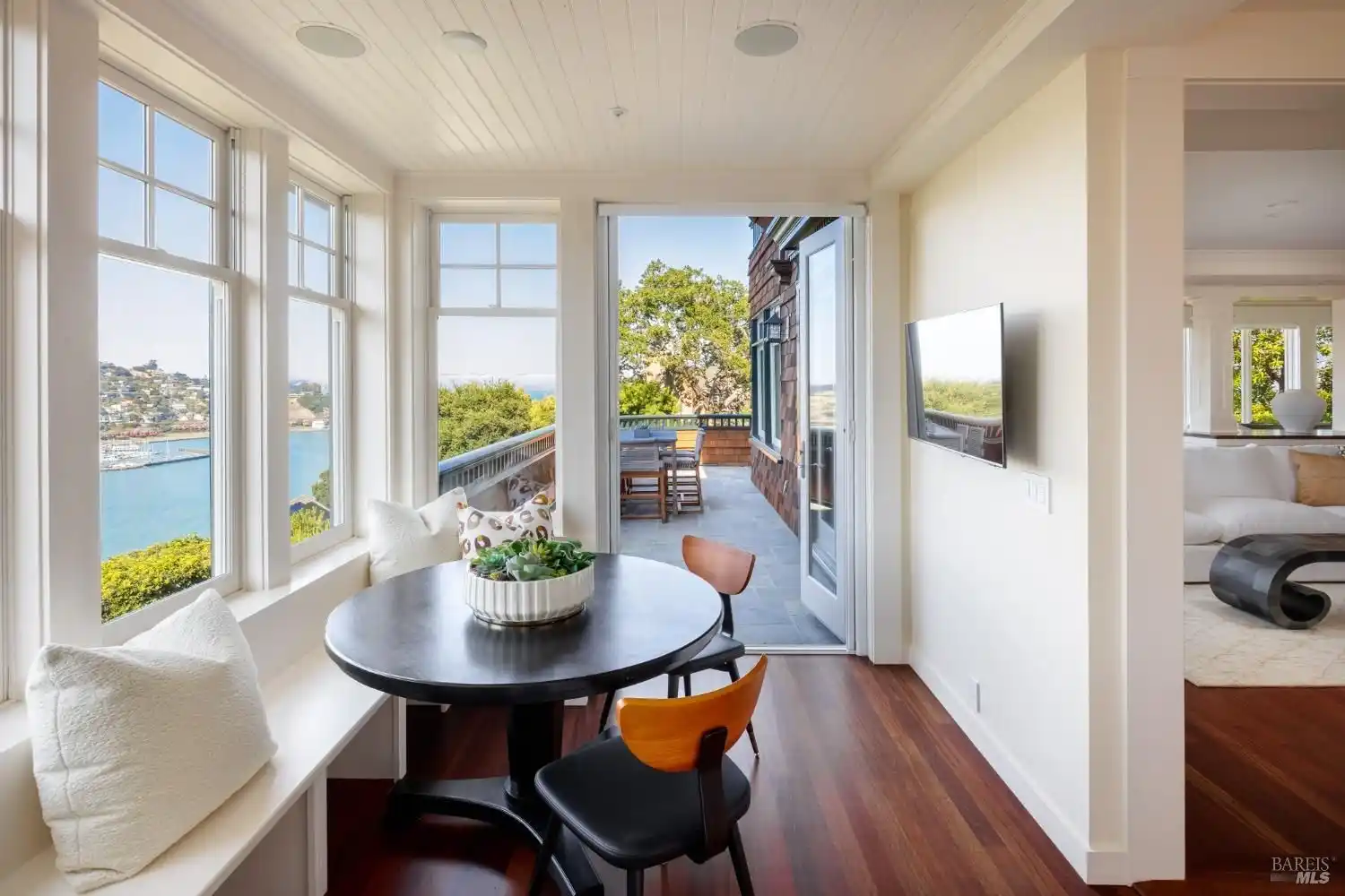 Enchanting Belvedere Estate – image 11
