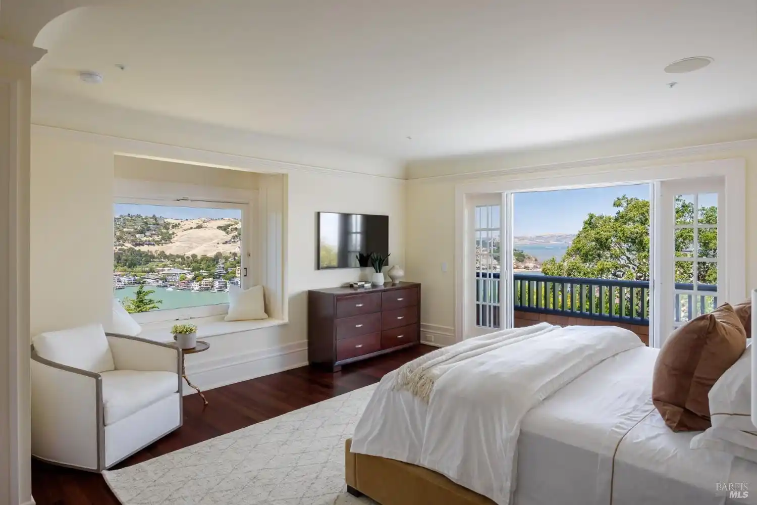 Enchanting Belvedere Estate – image 15