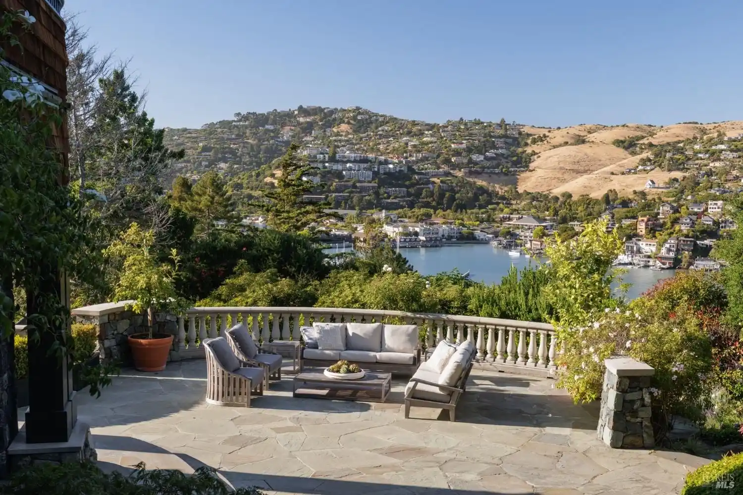 Enchanting Belvedere Estate – image 25