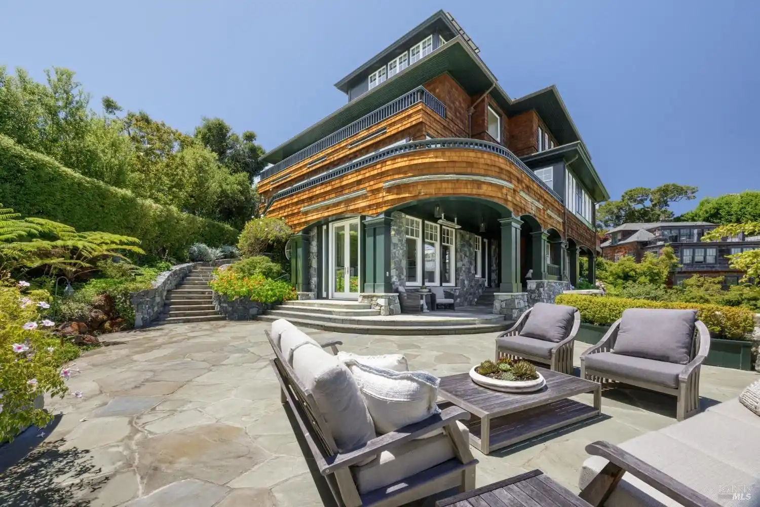 Enchanting Belvedere Estate – image 27