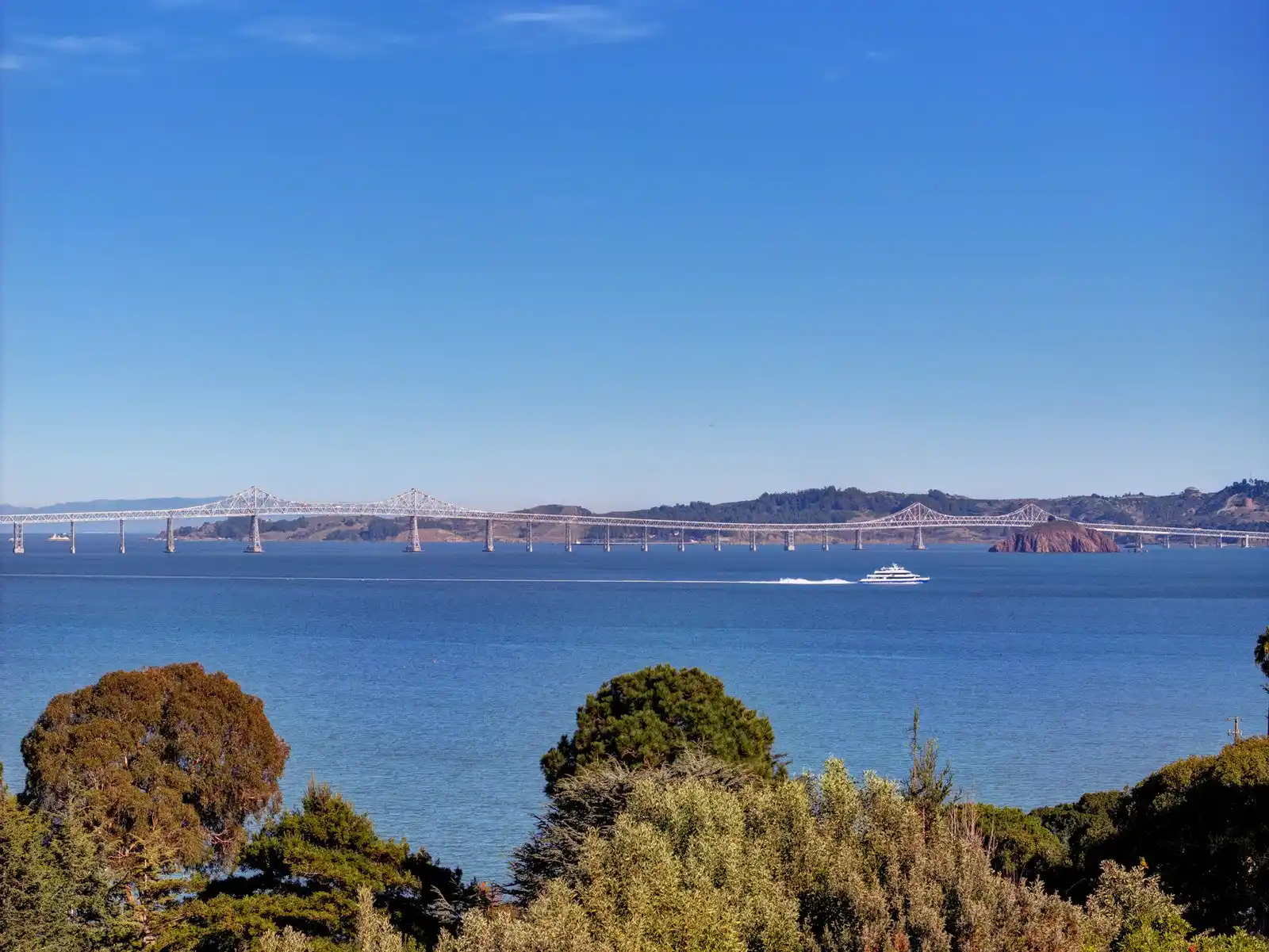 Sweeping Bay Views – image 4