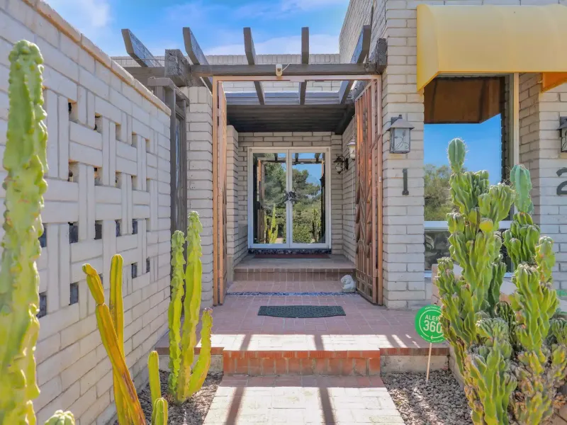 Unique Architectural Mid-Century Modern – image 4