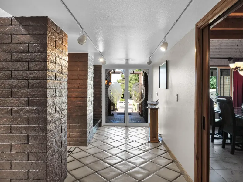 Unique Architectural Mid-Century Modern – image 5