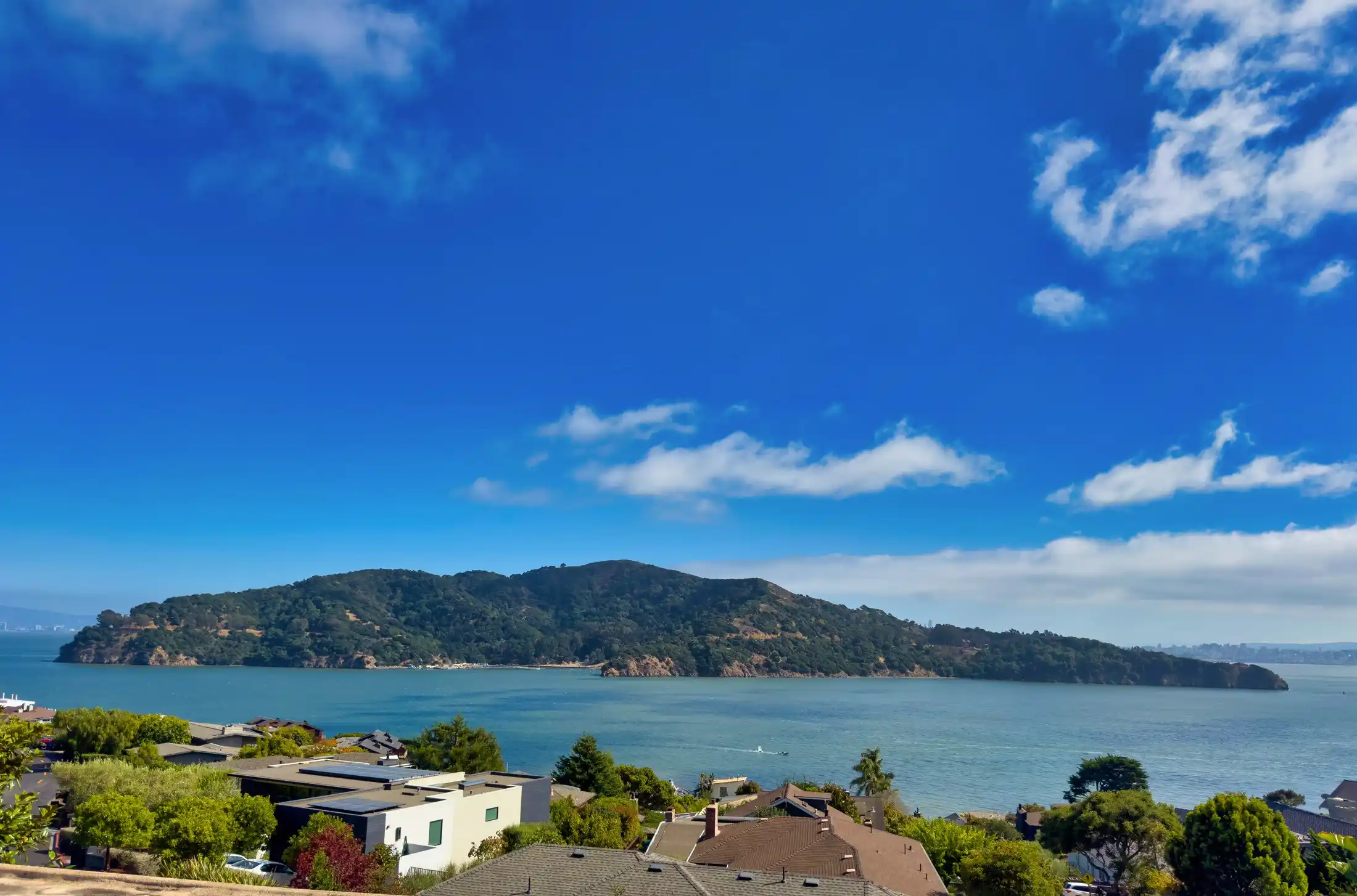 Situated in the heart of Old Town Tiburon – image 1