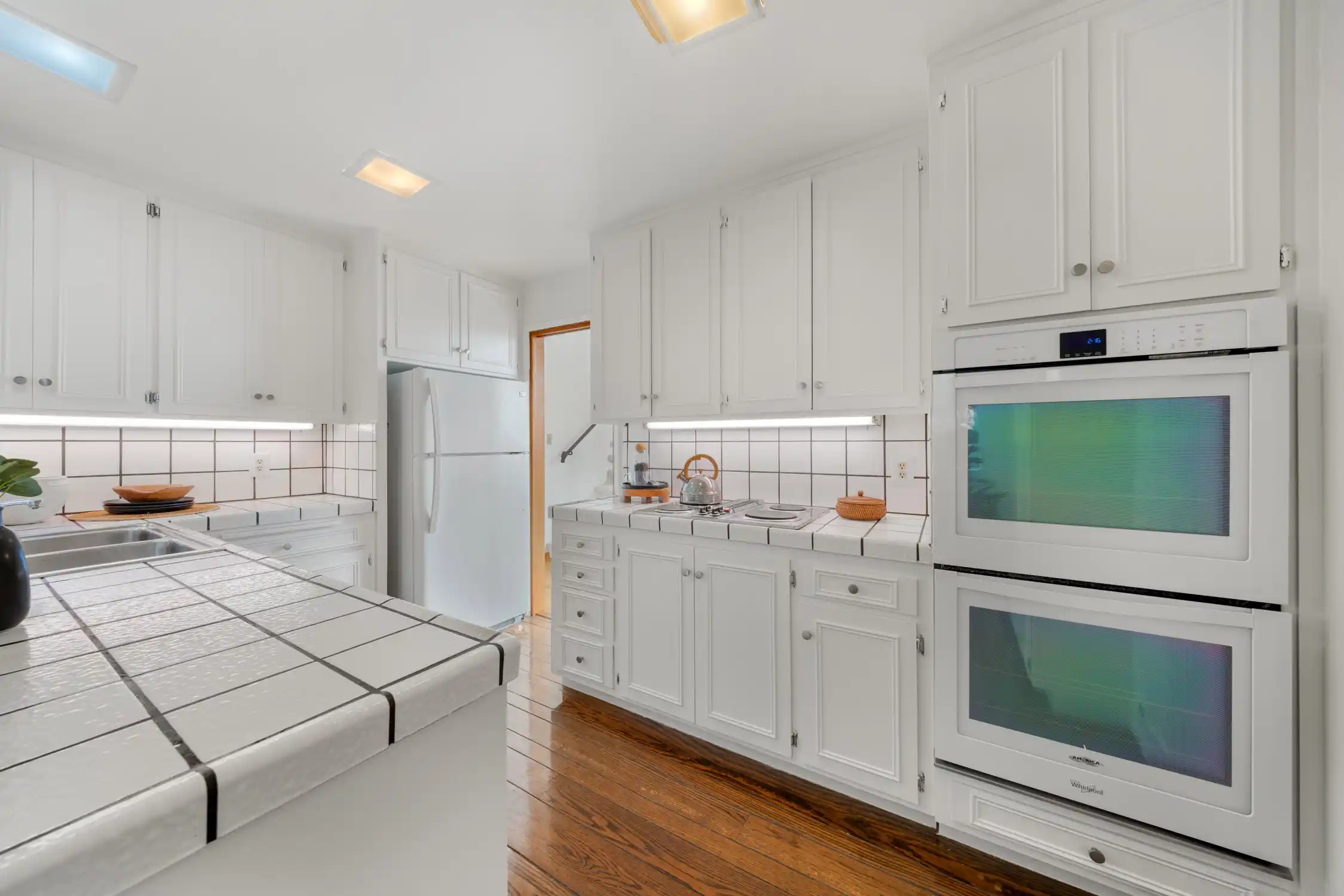 Situated in the heart of Old Town Tiburon – image 10