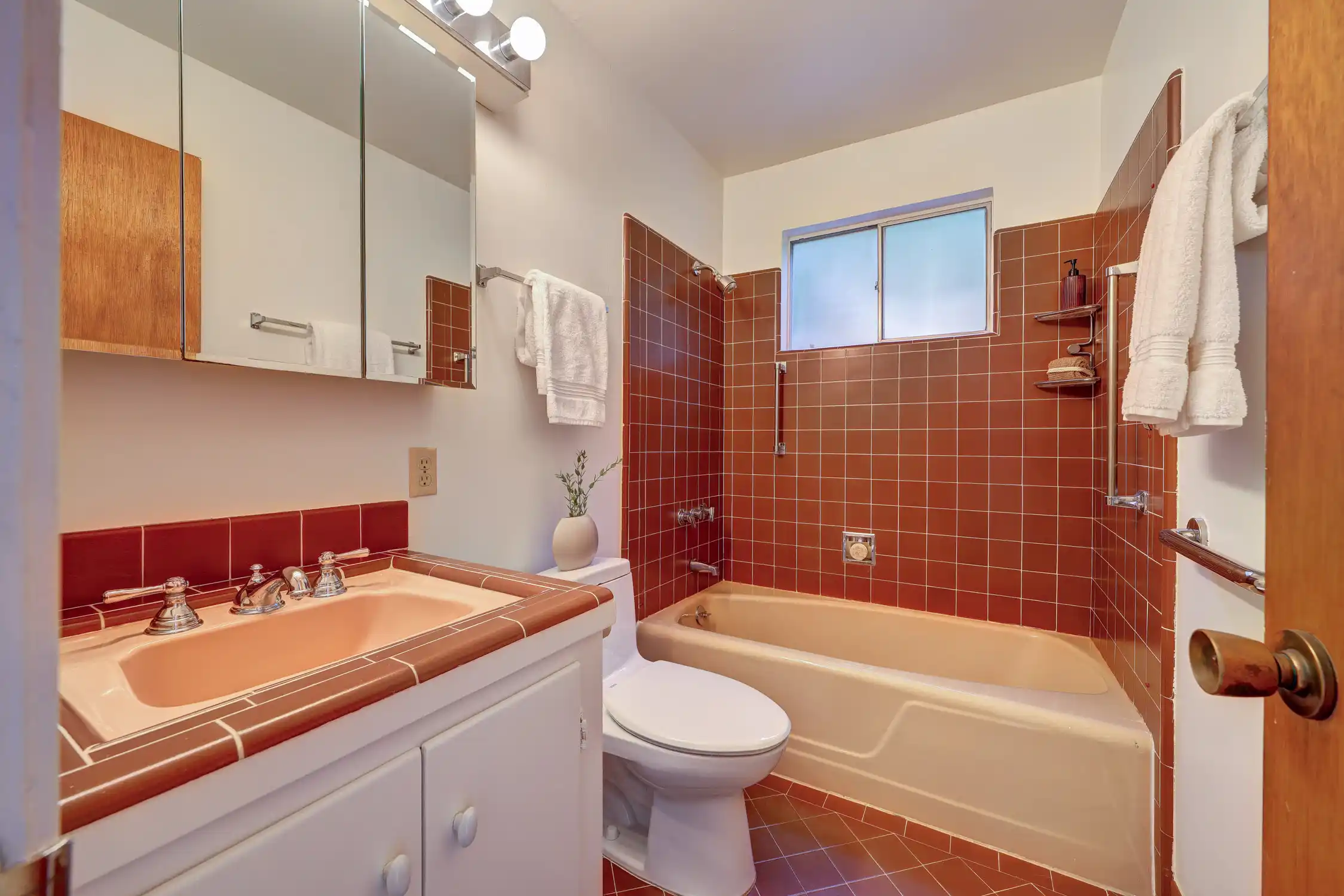 Situated in the heart of Old Town Tiburon – image 14