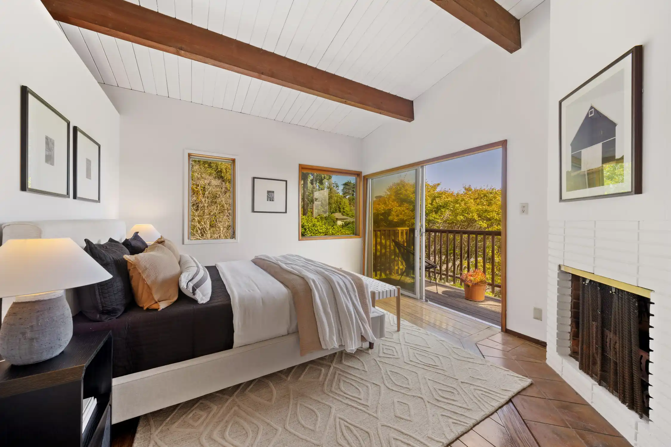 Situated in the heart of Old Town Tiburon – image 17