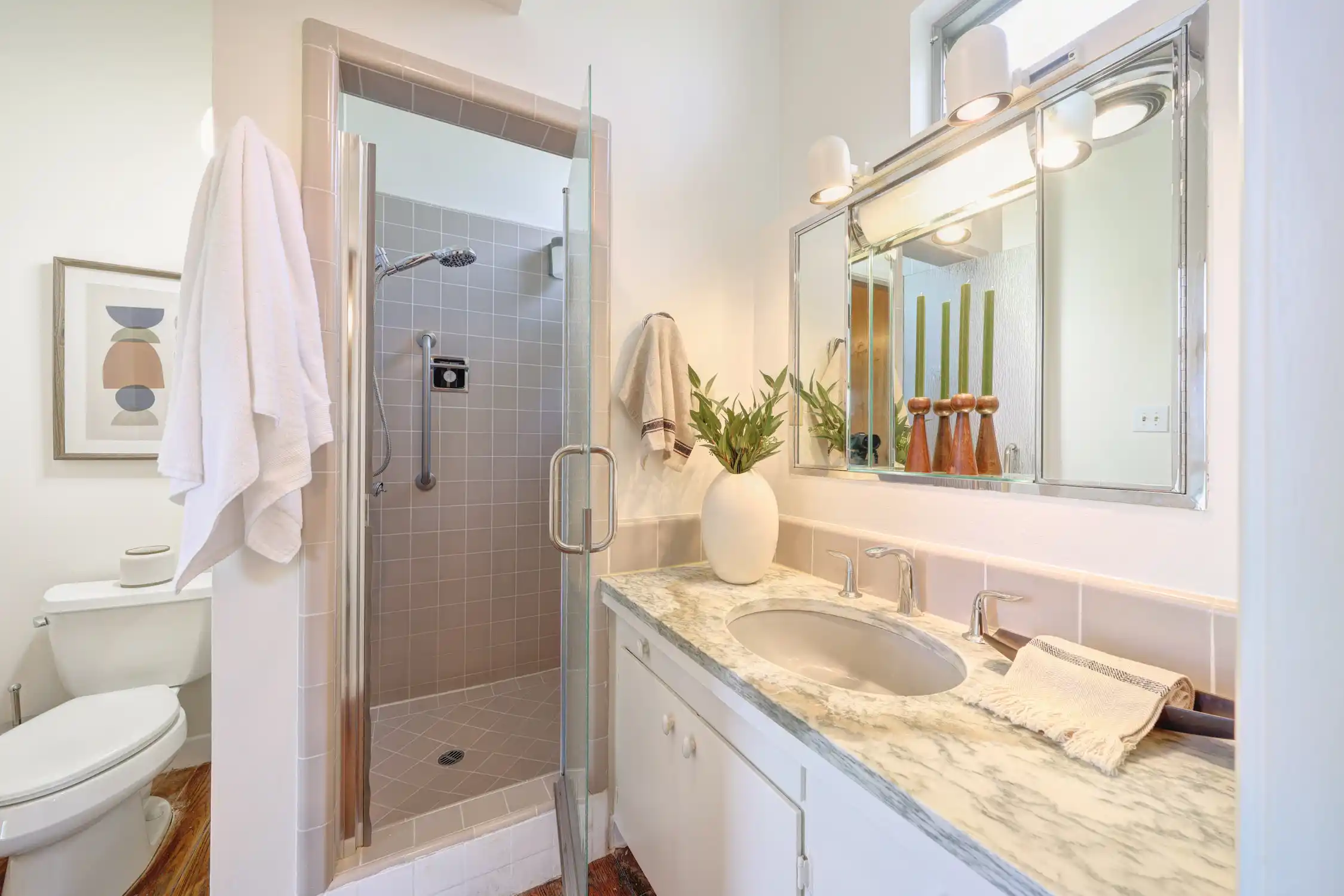 Situated in the heart of Old Town Tiburon – image 18