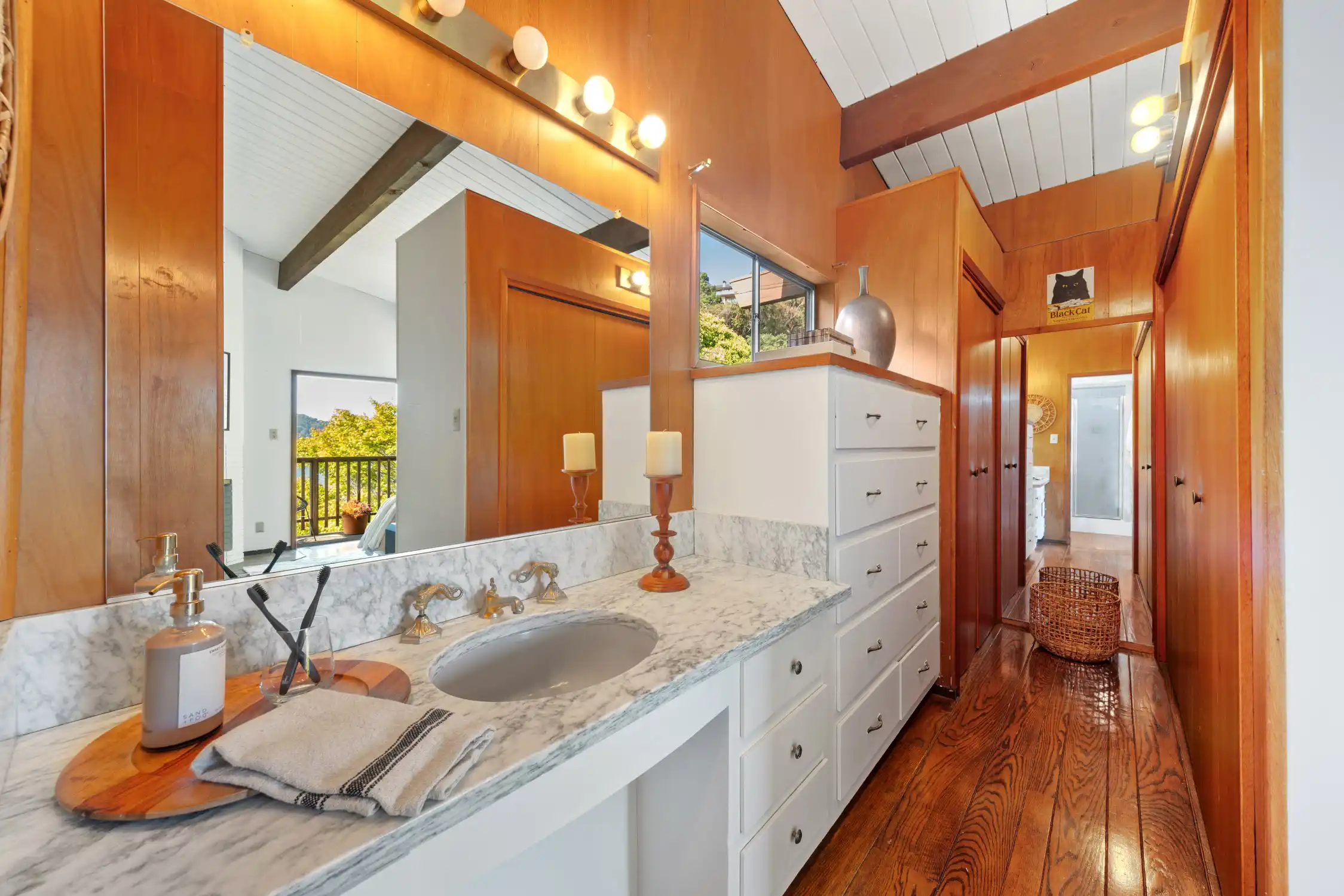 Situated in the heart of Old Town Tiburon – image 19