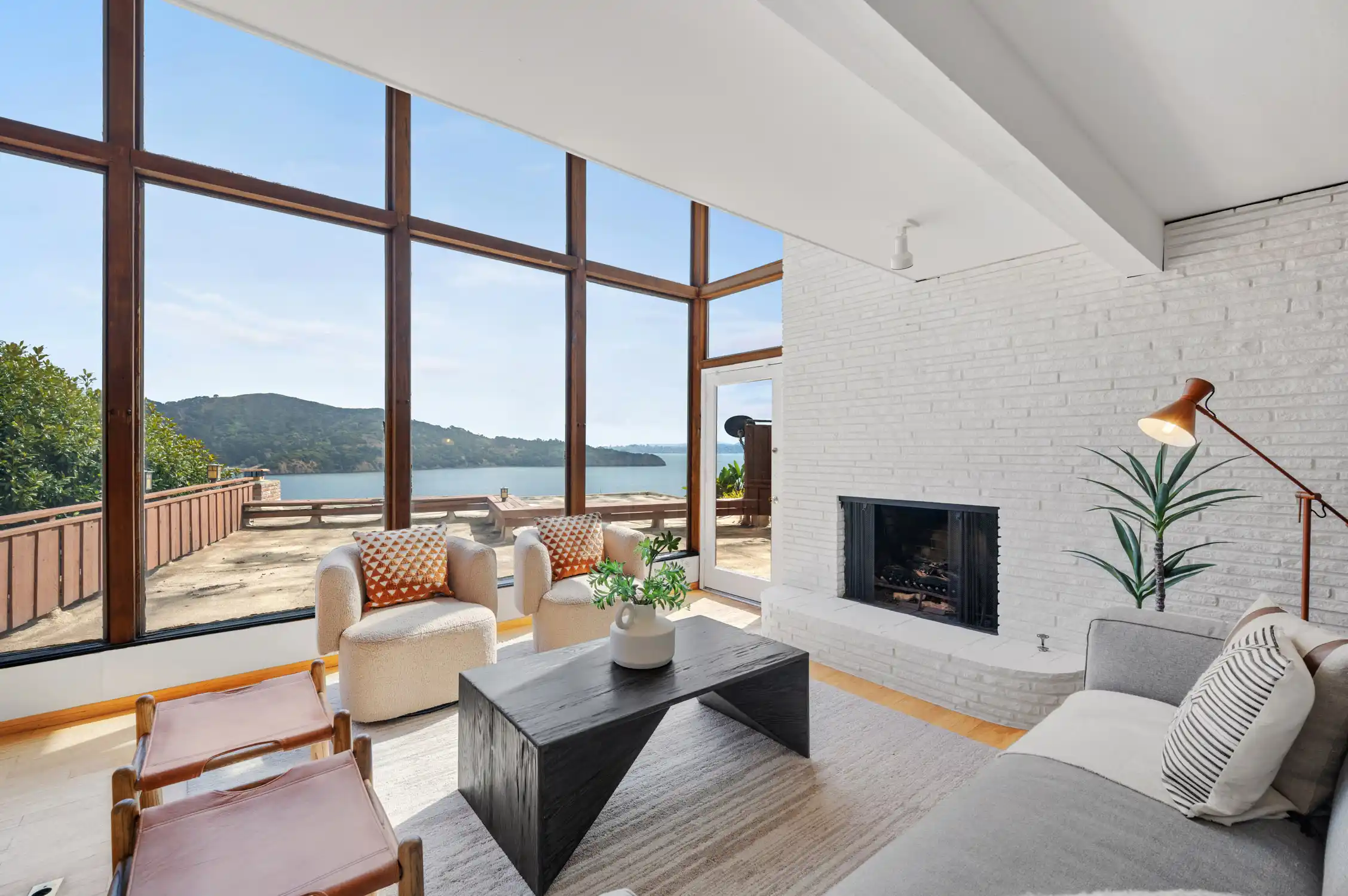 Situated in the heart of Old Town Tiburon – image 3