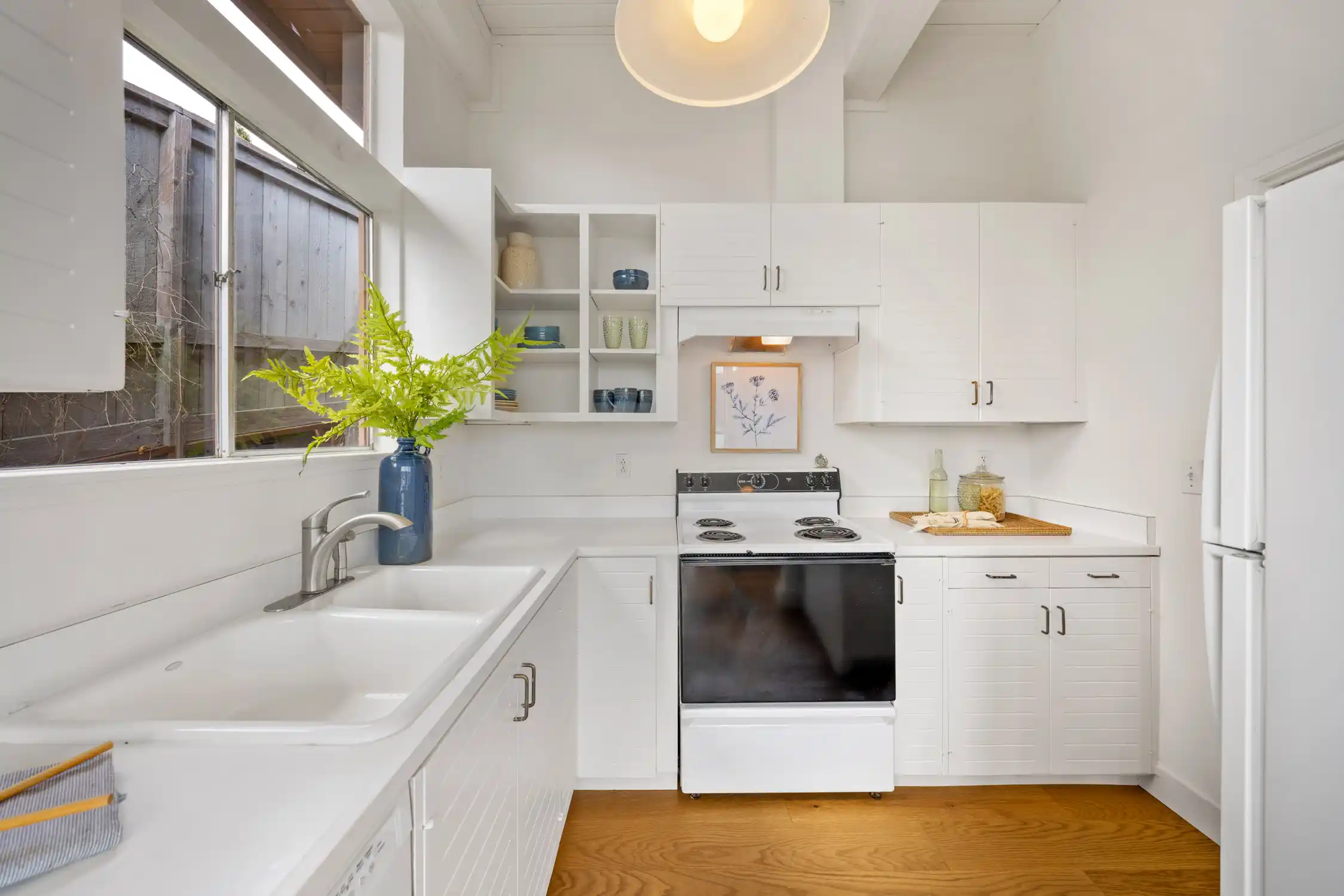Situated in the heart of Old Town Tiburon – image 23