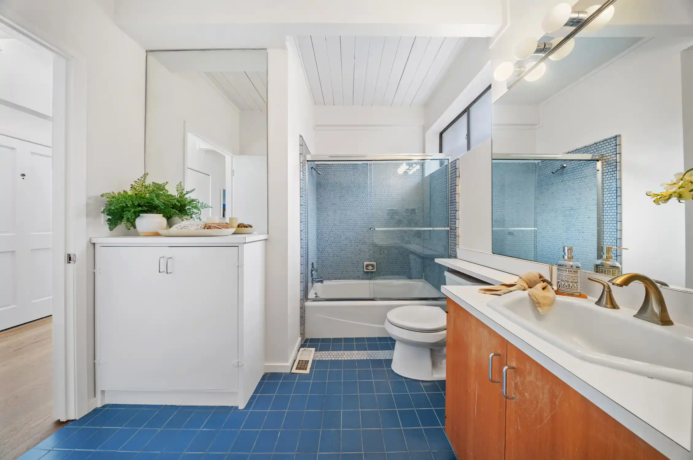 Situated in the heart of Old Town Tiburon – image 25