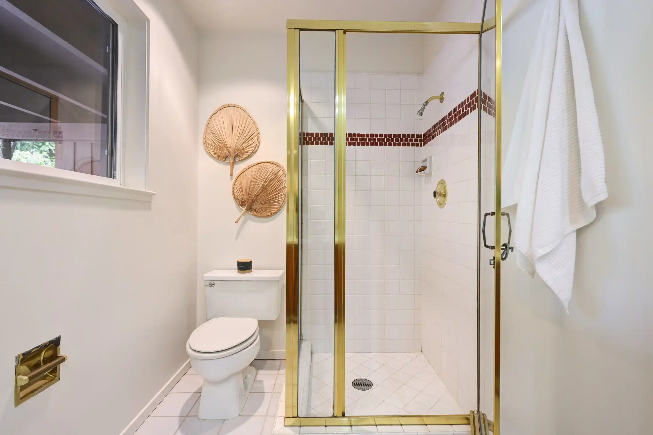 Situated in the heart of Old Town Tiburon – image 27