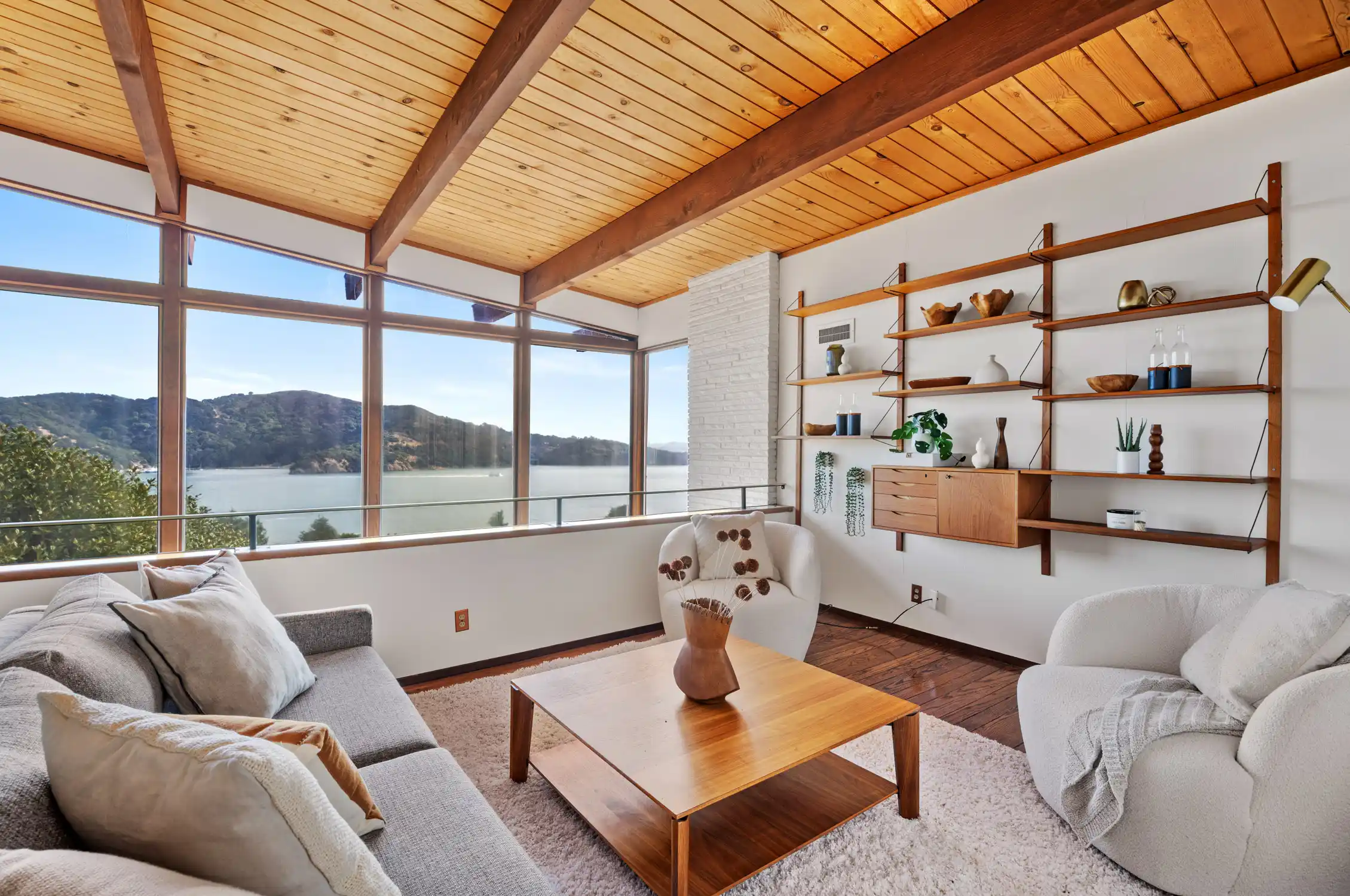Situated in the heart of Old Town Tiburon – image 4